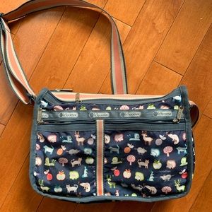 LeSportsac crossbody bag- 2 compartments / expandable